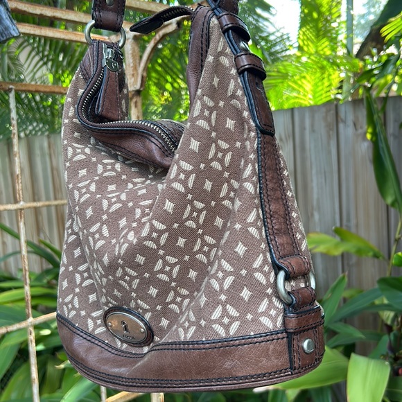 Fossil brown leather trimmed canvas signature buckle strap distressed bucket bag - Picture 4 of 12